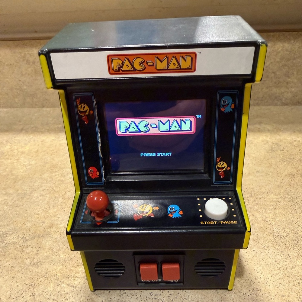 Pac-Man Basic Fun LCD Color Mini Arcade Game BasicFun 2019 09545 PacMan - Tested - Picture 4 of 13